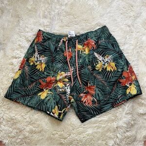 H&M men’s Green/Red Hybrid Shorts floral pattern medium mesh lined 5” inseam